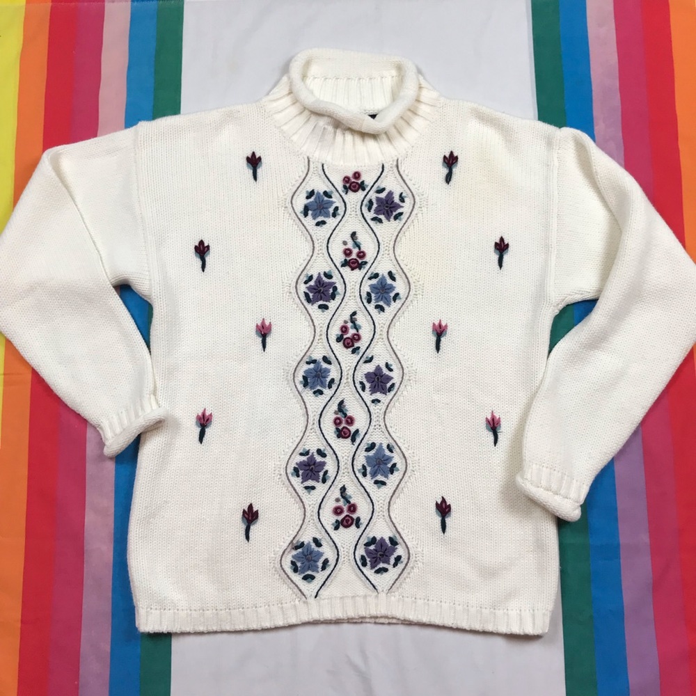Vintage 90s White Embroidered Flower Cowl Neck Pullover Knit Small